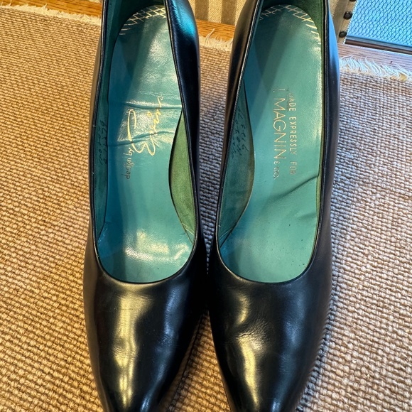 VINTAGE BLACK LEATHER PUMPS - Picture 1 of 10